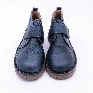 Bota infantil en piel con cierre de velcro y suela de goma