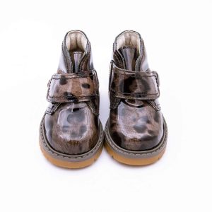 Botita infantil en charol con estampado de leopardo y con cierre de velcro y suela de goma gruesa