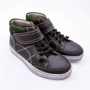 Bota sport infantil en napa piel con cierre de velcro con goma y con suela de goma