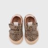 playera infantil respetuosa con estampado de leopardo