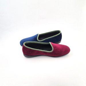 Zapatilla cerrada de terciopelo con ribete verde